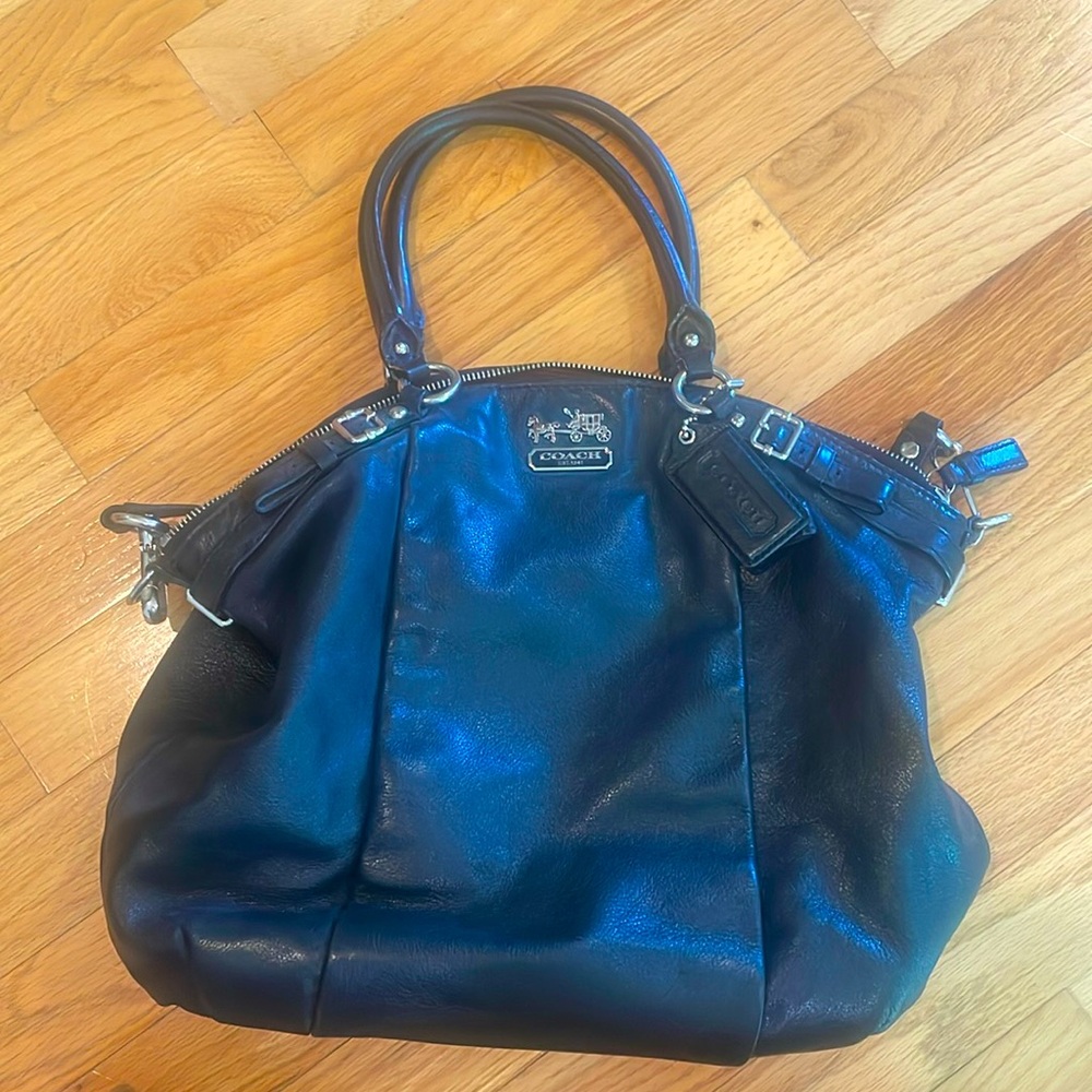 Has detachable longer strap. Good condition, a few marks on lining (see photo).